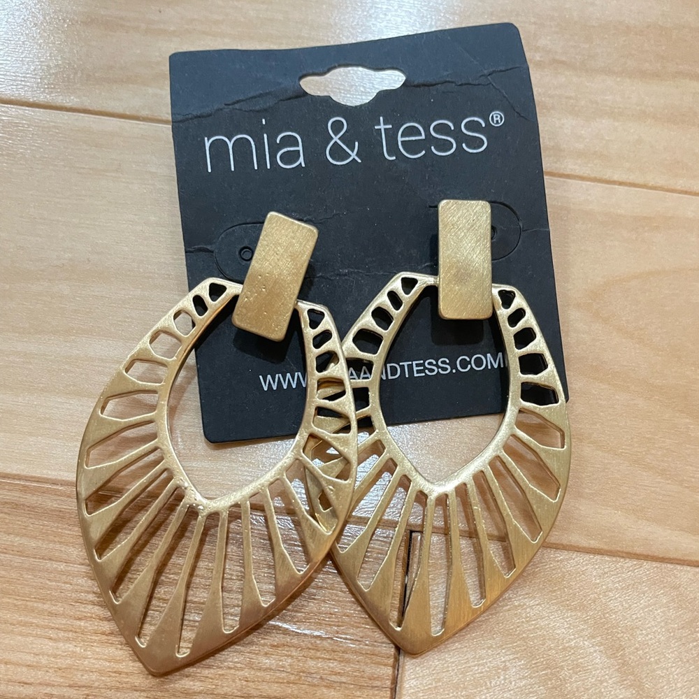Earrings in Gold color